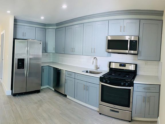 2nd image of 4004 Victory Blvd