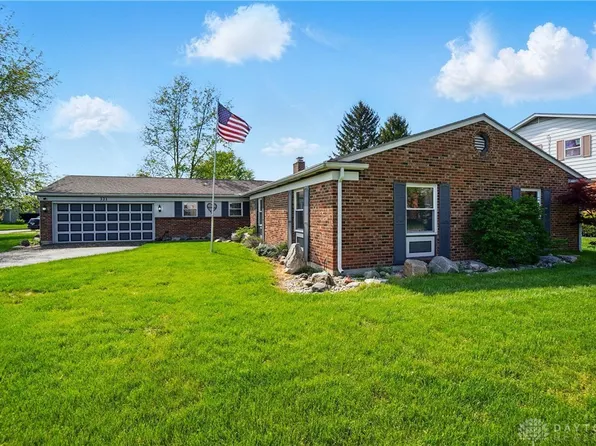 321 Winterset Dr, Englewood, OH 45322