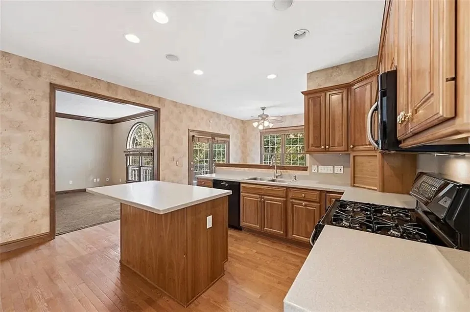 4 bed, $3,500 — Photo 3