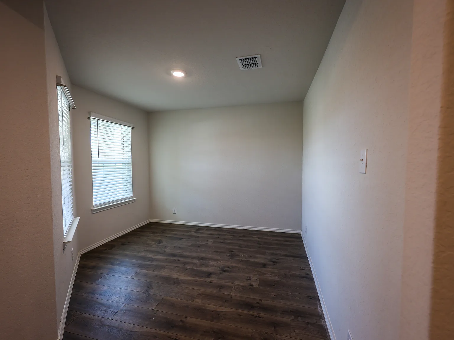 4 bed, 2.5 bath, 2326 sqft, $1,995 — Photo 3