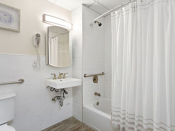 5th image of 420 W 45th St #2R