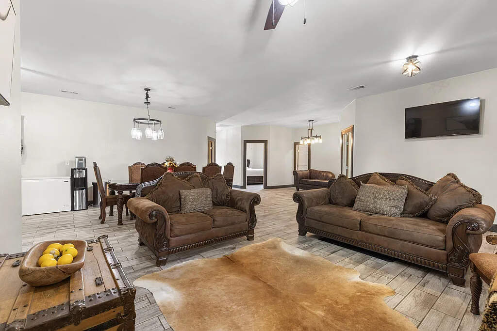 3 bed, 2.0 bath, 1638 sqft, $2,800 — Photo 3