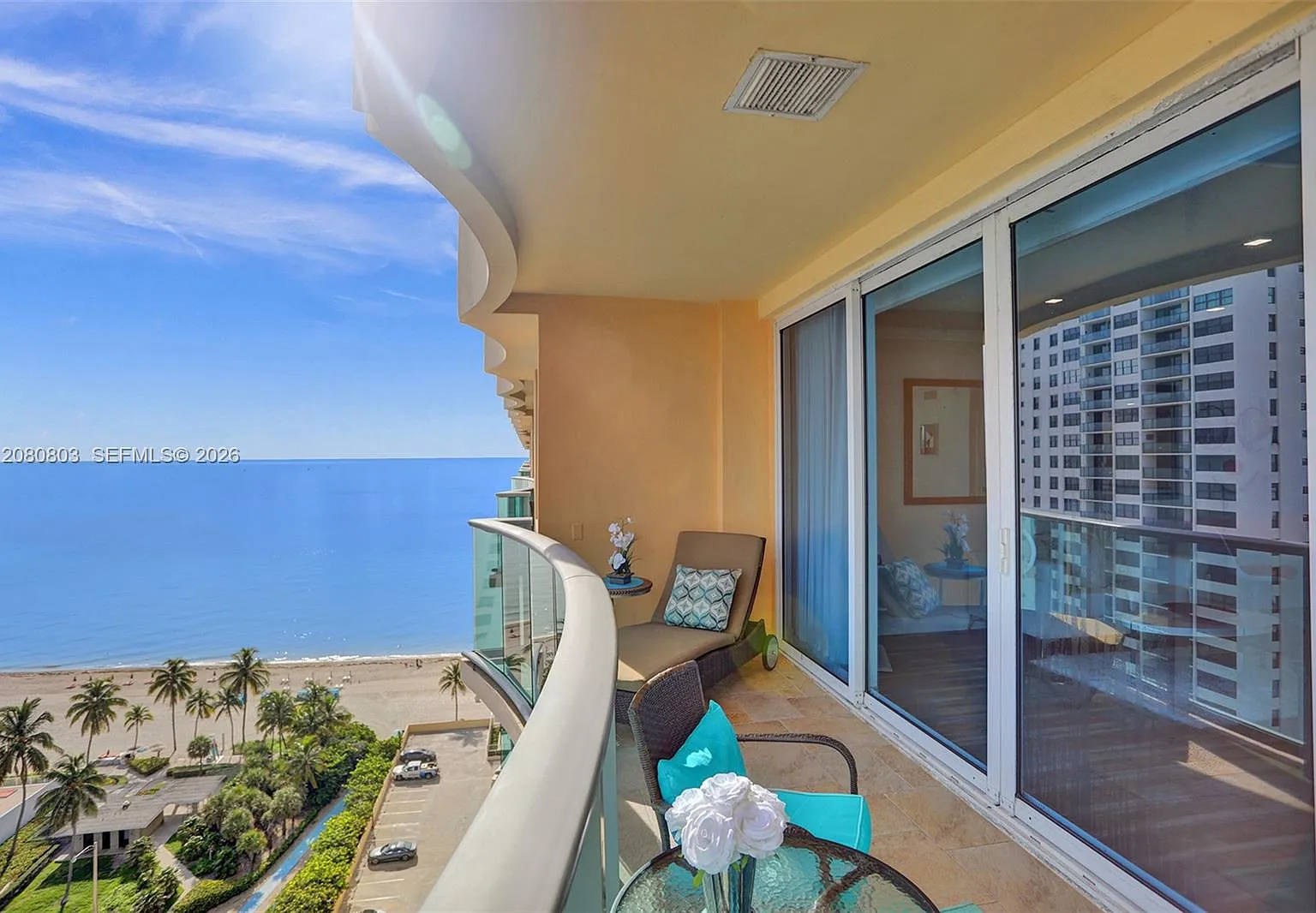Wave Condo — Photo 1