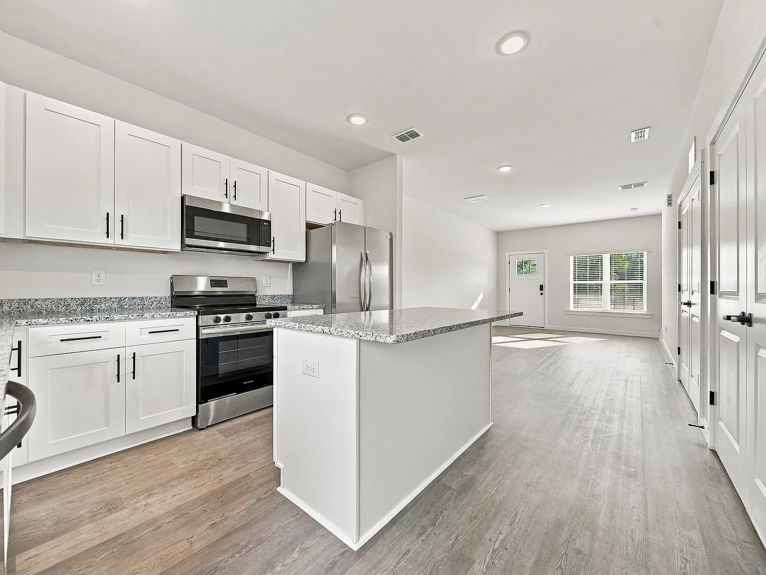 2 bed, 1.5 bath, 1092 sqft, $1,545 — Photo 3
