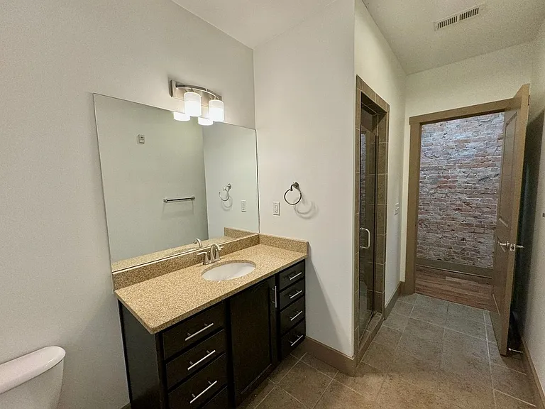 641 Walnut St Apartments — Photo 32