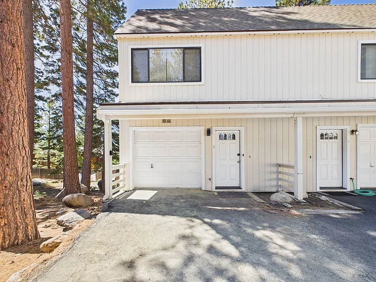 317 Cottonwood Ct — Photo 2