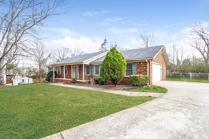 3 bed, 2.0 bath, 1799 sqft, $1,845 — Photo 3