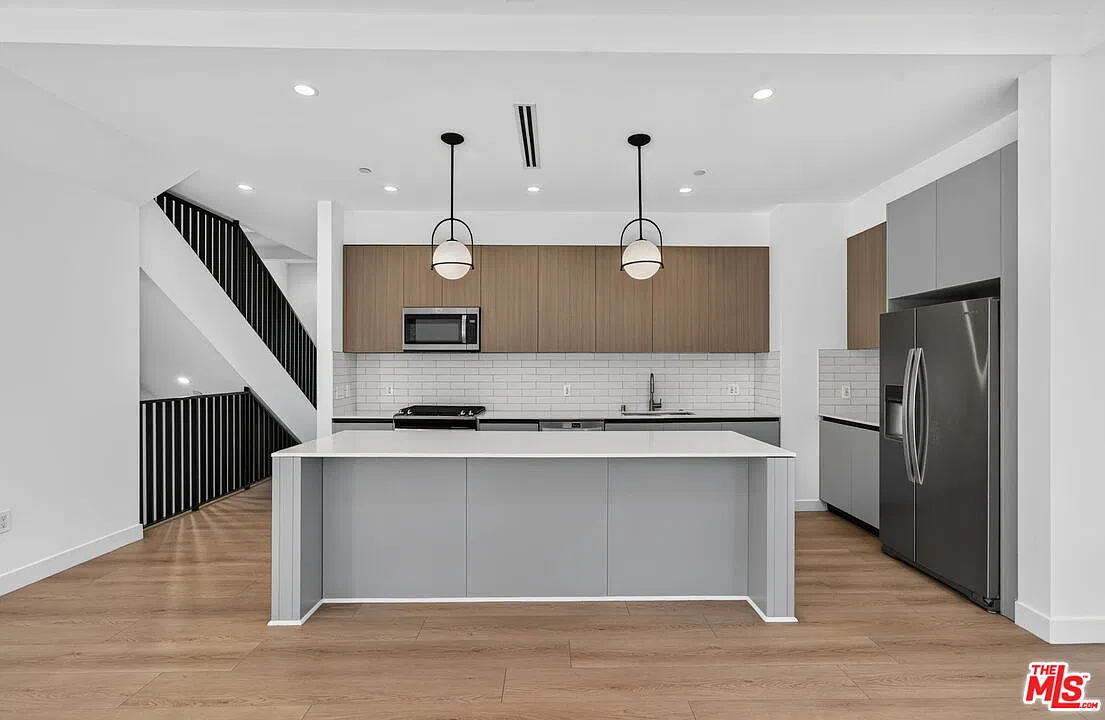 4 bed, 3.0 bath, 1800 sqft, $5,999 — Photo 3
