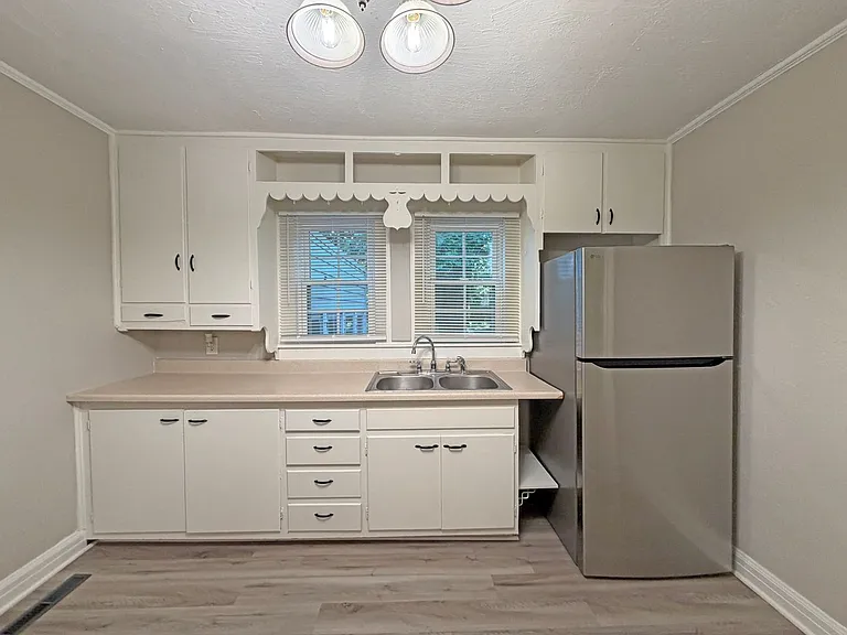 920 N Pickwick Ave — Photo 6