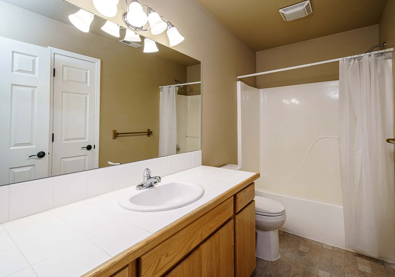 3 Bedroom 2.5 Bath Duplex -Quick Easy Access to SR 14 — Photo 4