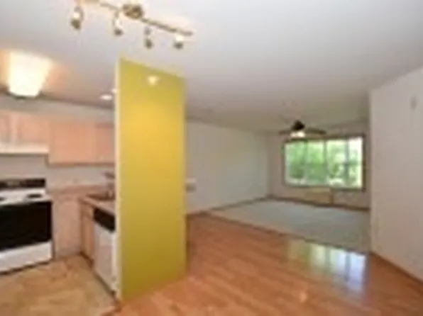 7307 N Port Washington Rd Unit 208, Glendale, WI 53217