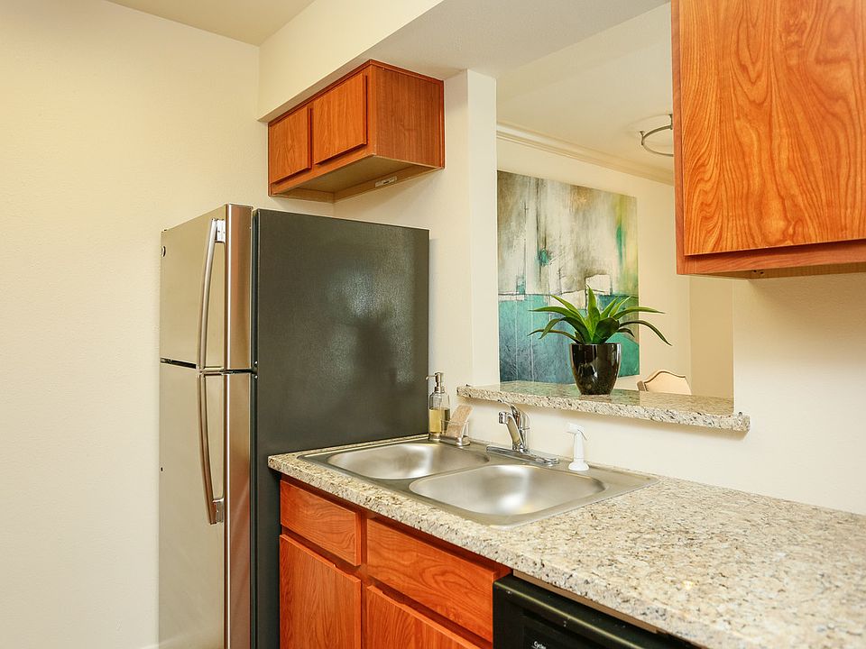 Kitchen, Stainless Steel Appliances, Granite Countertops.
