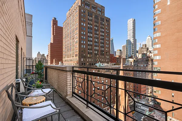 Sold by Compass | media 25