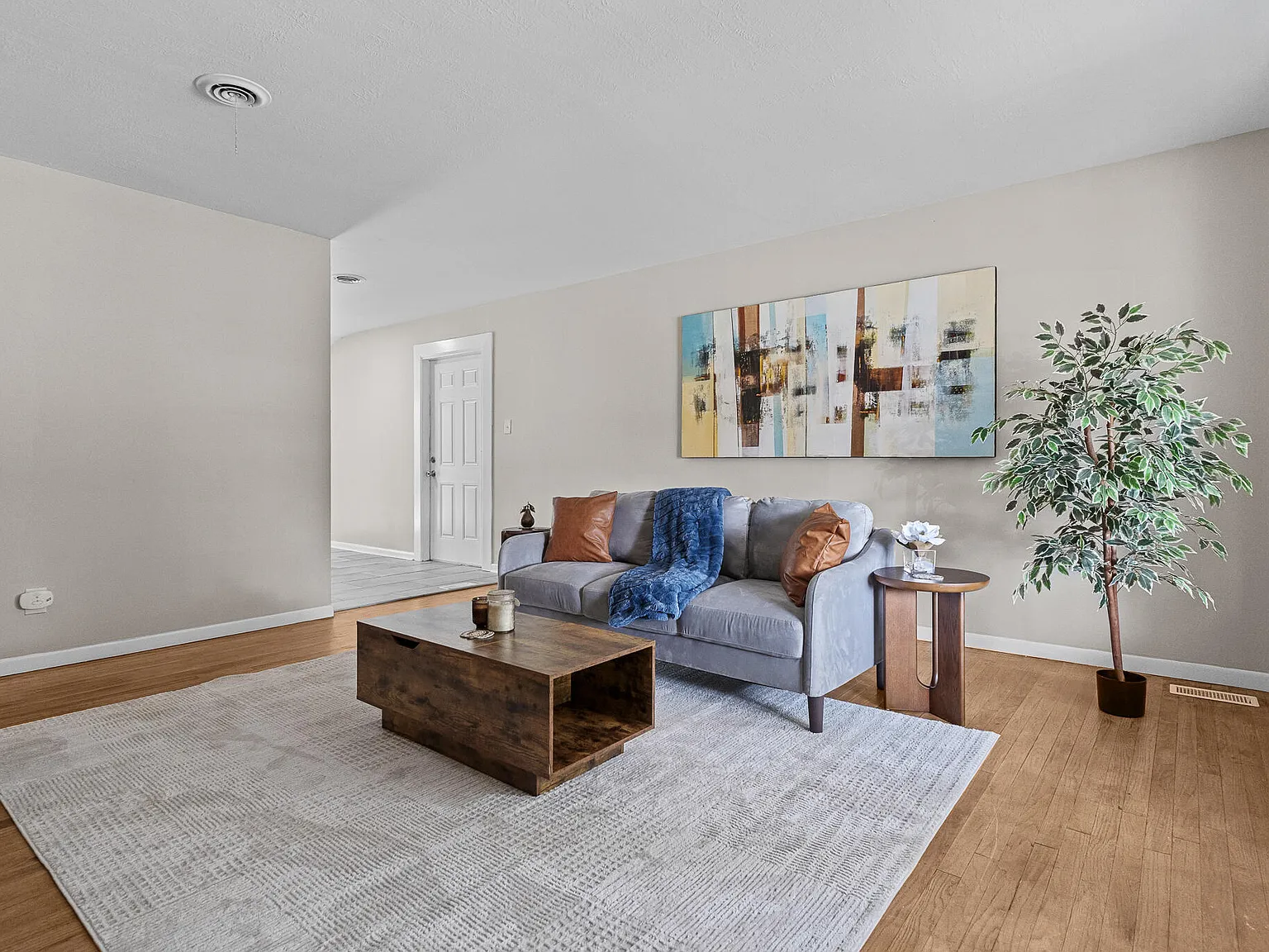 4 bed, 1.5 bath, 1325 sqft, $1,615 — Photo 2