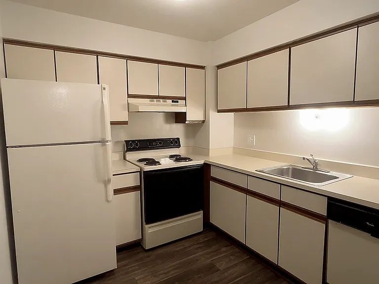 Lakeside Village Apartments — Photo 128