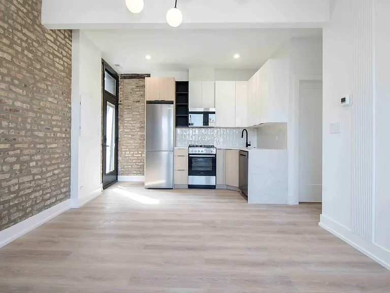 1039 W Byron St #2 — Photo 4