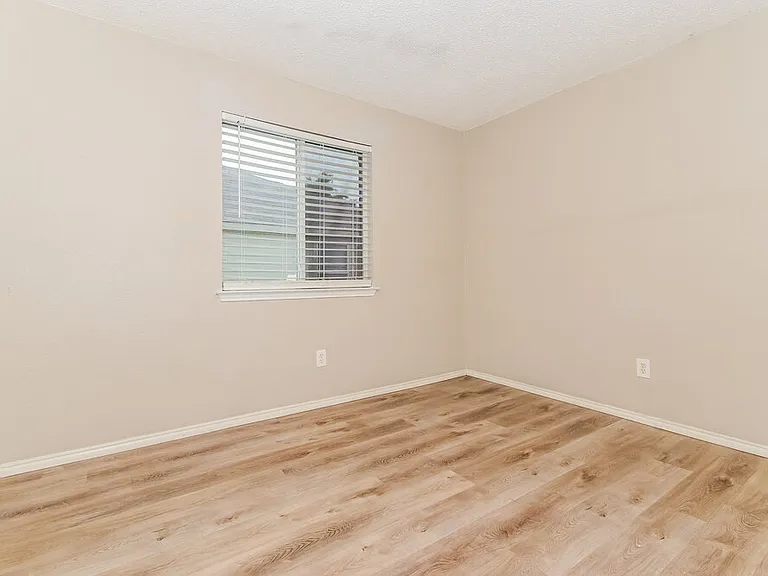 1112 Alexandria Dr — Photo 13