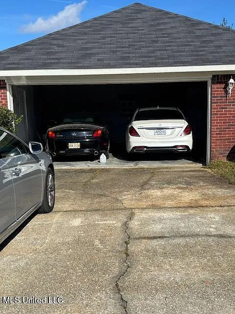 3 bed, 2.0 bath, 1376 sqft, $2,000 — Photo 2