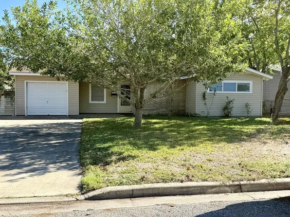 216 Burnet St, Port Lavaca, TX 77979