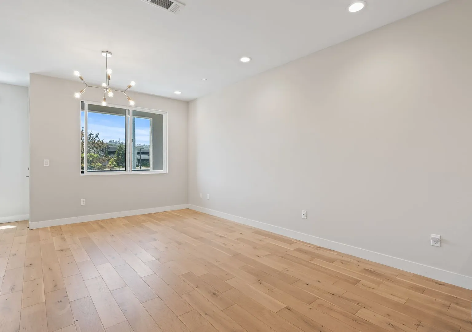 Built in 2017! Rarely available 3Bed/3Bath Townhome in SSF — Photo 3