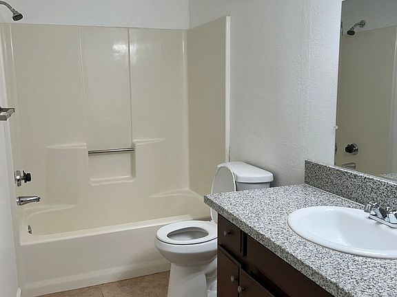 5th image of 816 Capehart Ct APT A