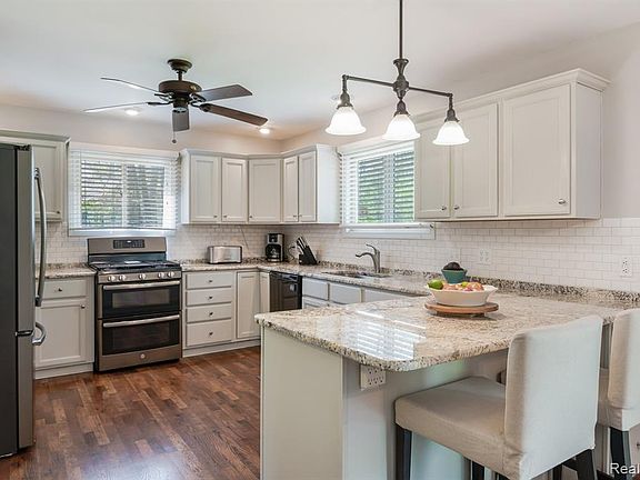 4th image of 8529 Pineview Lake Dr