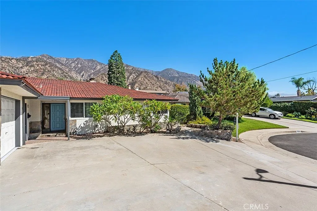 4 bed, 1954 sqft, $6,700 — Photo 1
