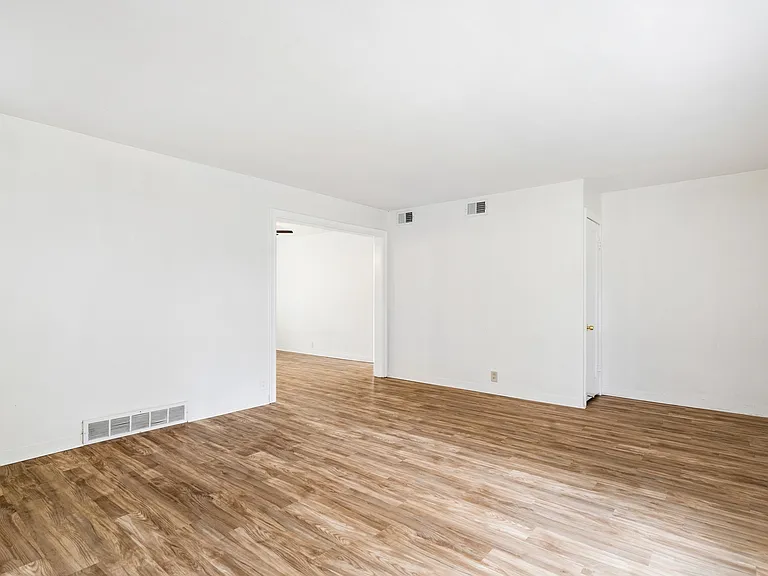 1076 Wilshire Ave — Photo 8