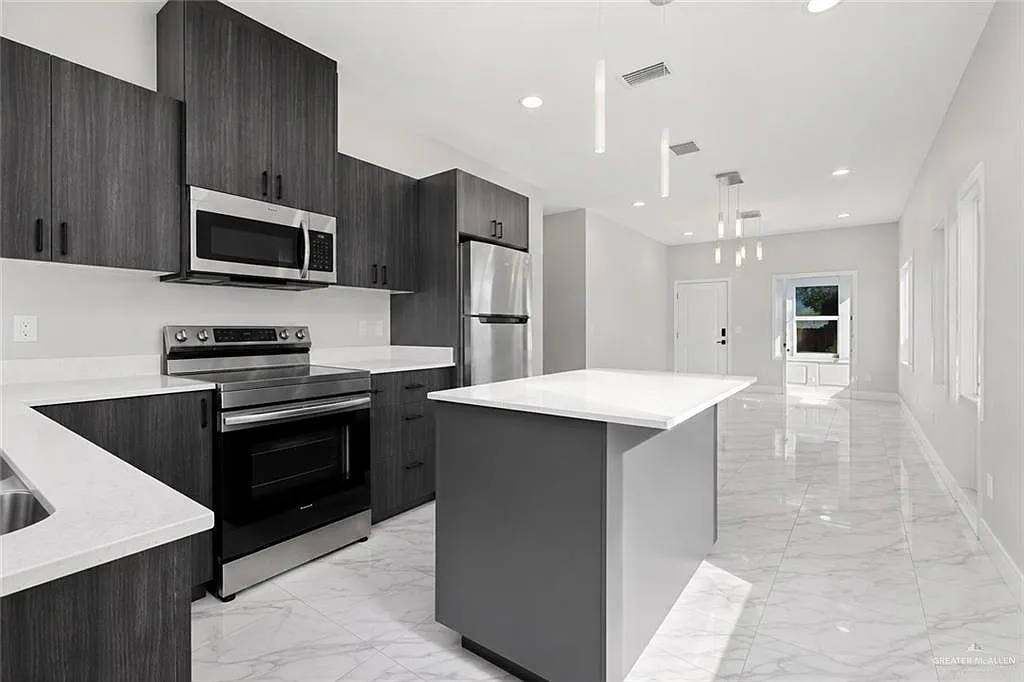 3 bed, 2.0 bath, 1076 sqft, $1,175 — Photo 3