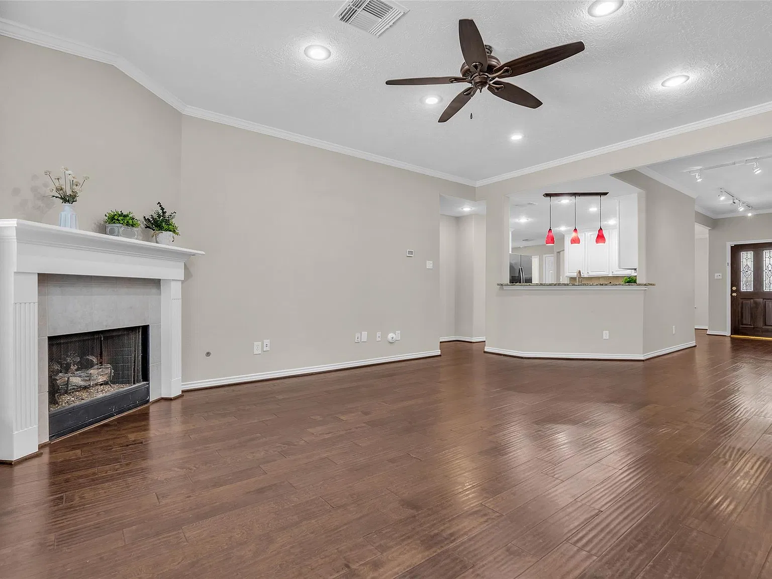 3 bed, 2.0 bath, 1690 sqft, $2,500 — Photo 4
