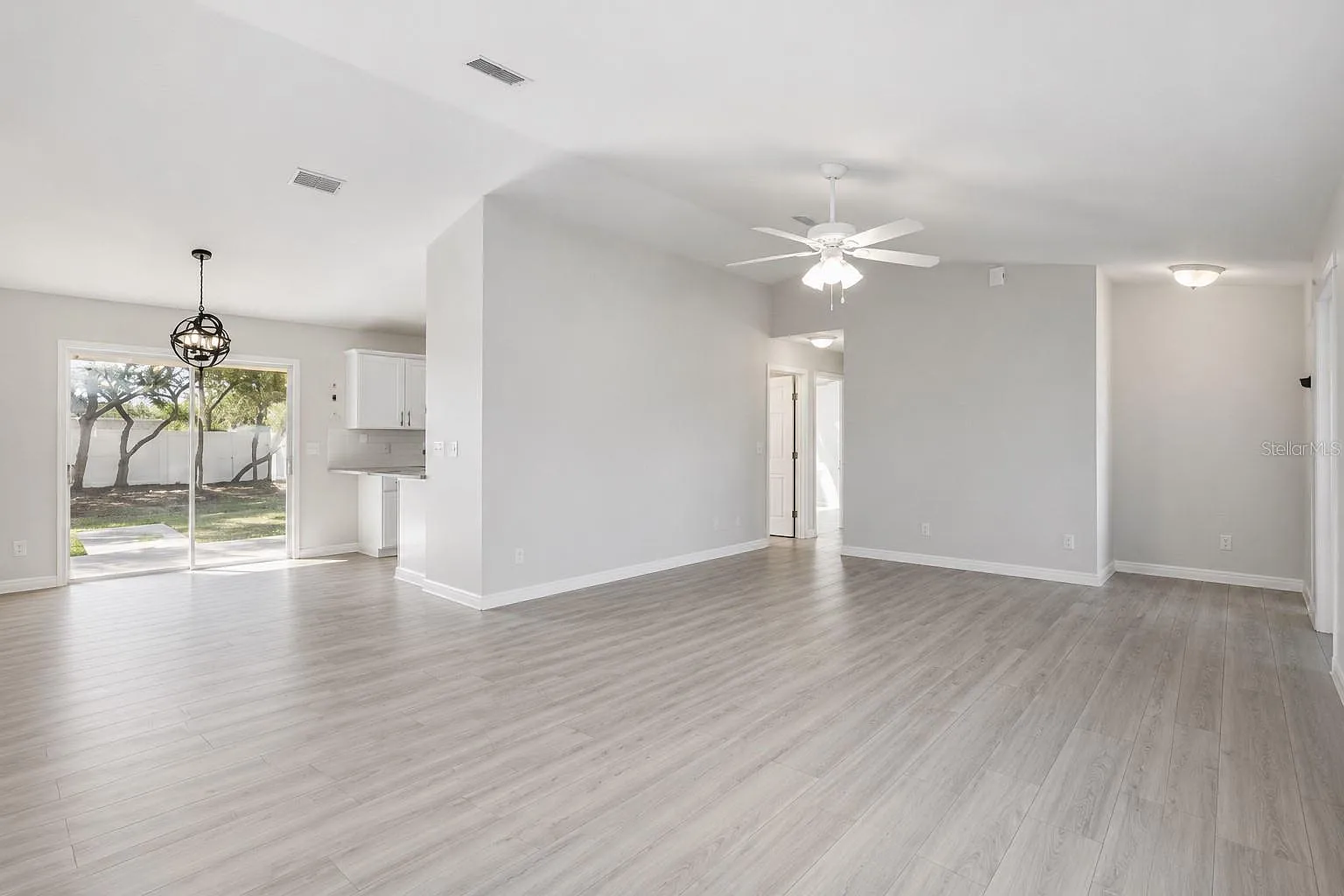 3 bed, 2.0 bath, 1186 sqft, $1,800 — Photo 2
