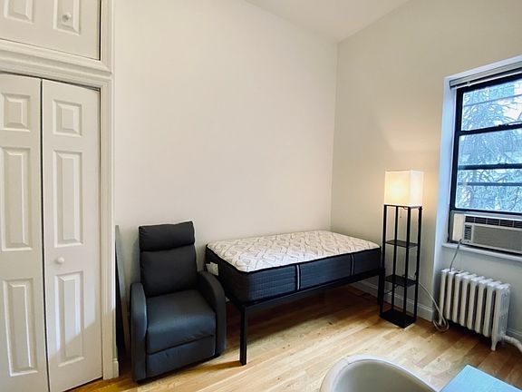 3rd image of 46 W 70th St #6