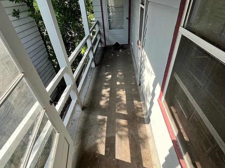 Balcony Shared with 1 Apt