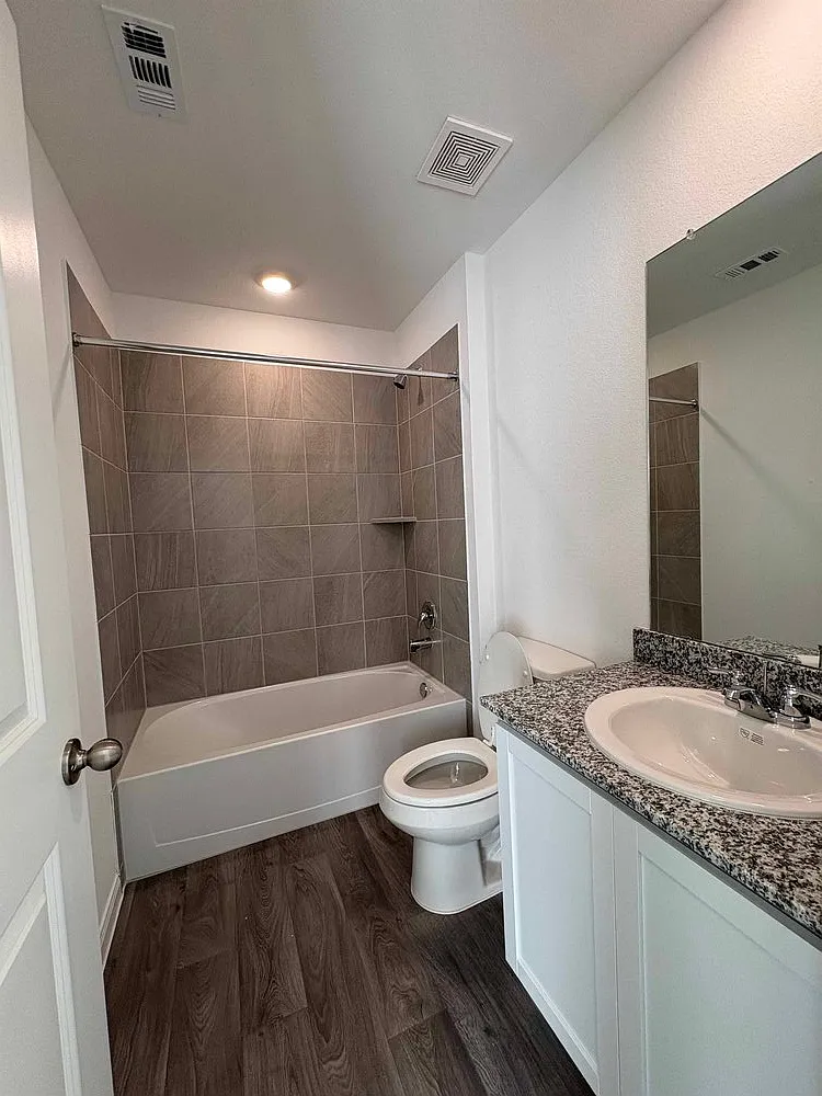 2 bed, 813 sqft, $1,300 — Photo 4