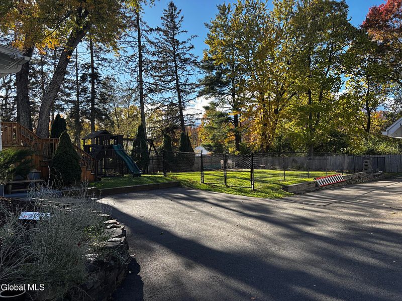 4th image of 226 N Greenbush Road