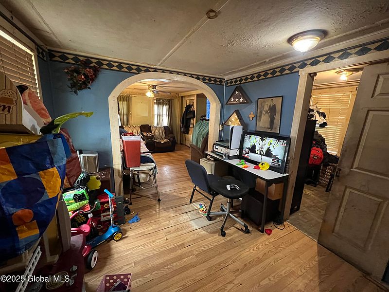 5th image of 35 Oak Street