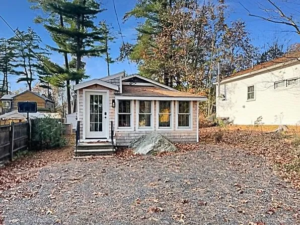 10 9th Street, Kingston, NH 03848
