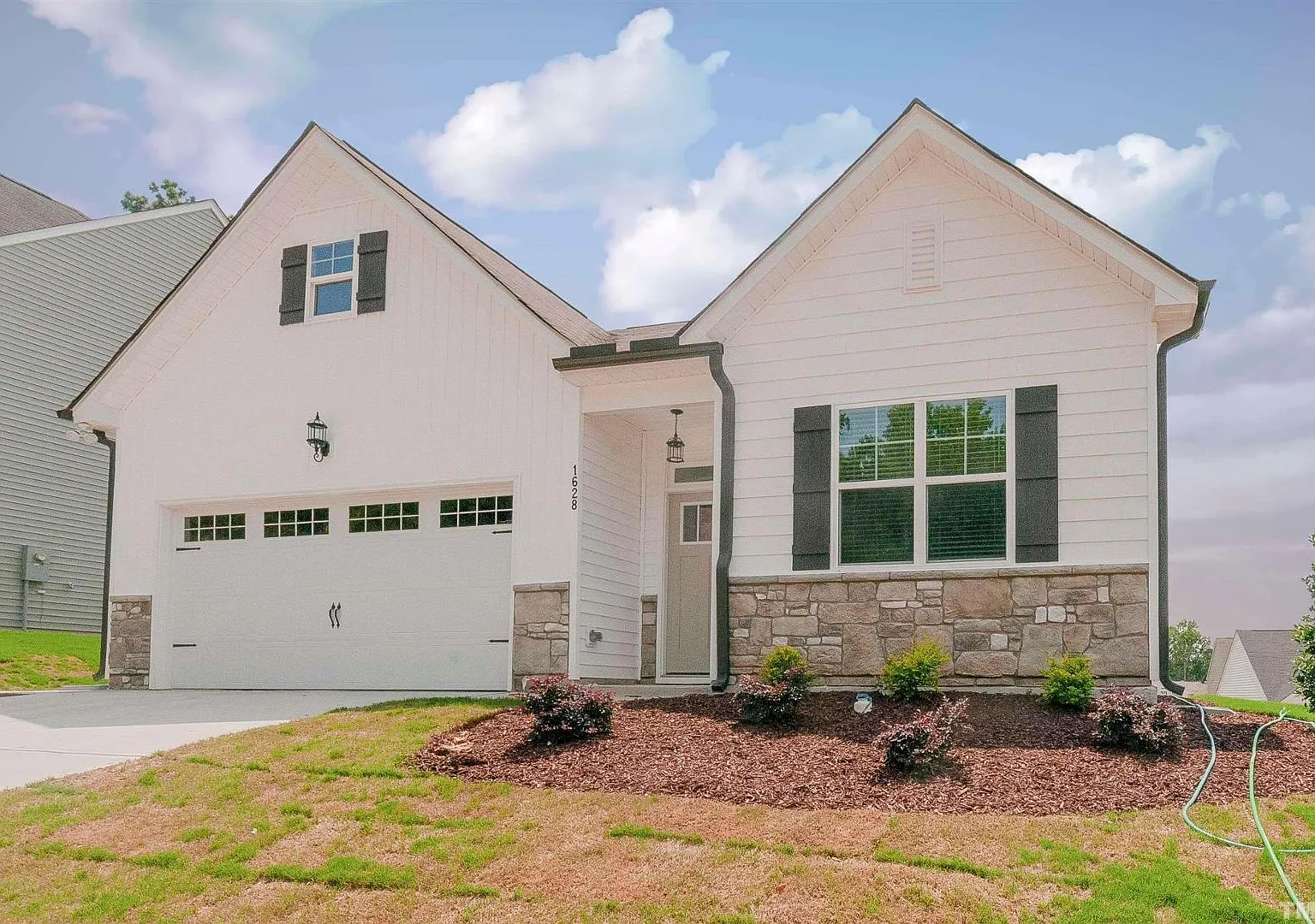 4 bed, 2.5 bath, 2455 sqft, $2,250 — Photo 2