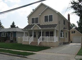 20 Orchard St, Merrick, NY 11566