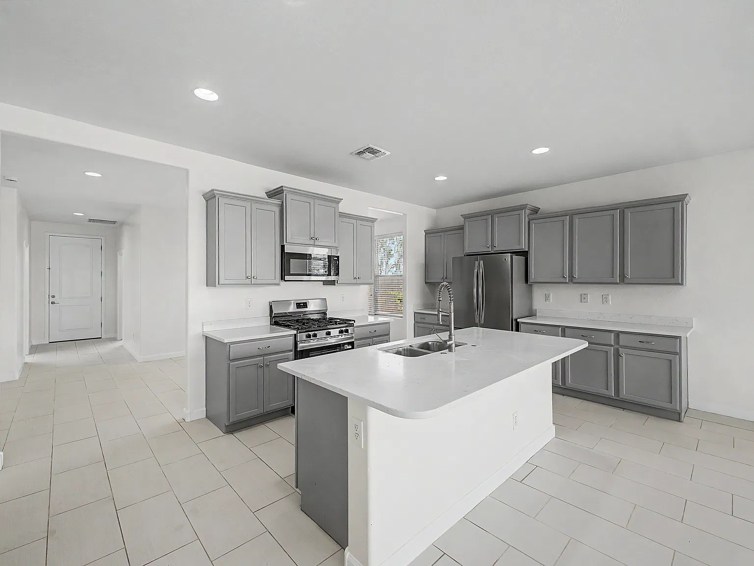 5 bed, 2683 sqft, $2,650 — Photo 2