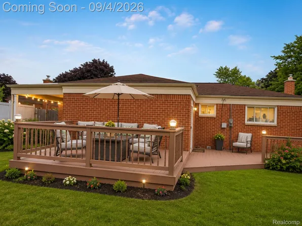 25132 Saint Clement Dr, Warren, MI 48089