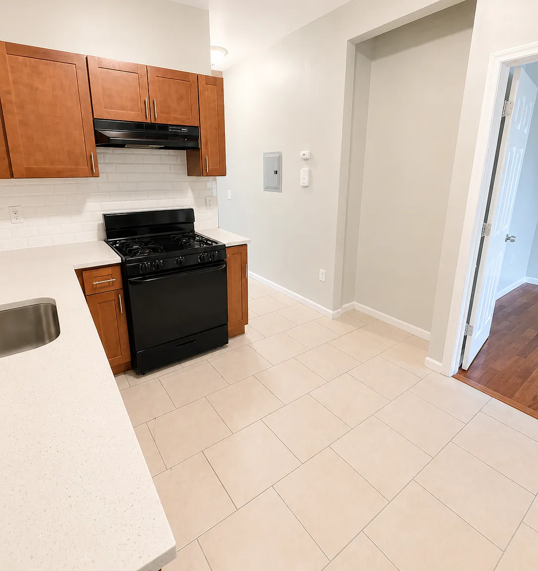 3 bed, 1100 sqft, $2,100 — Photo 3