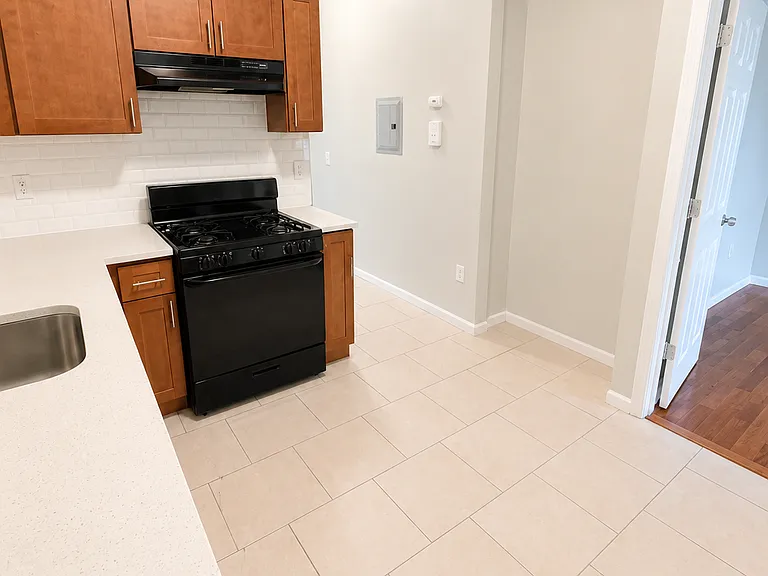 379 Hawthorne Ave #3 — Photo 3