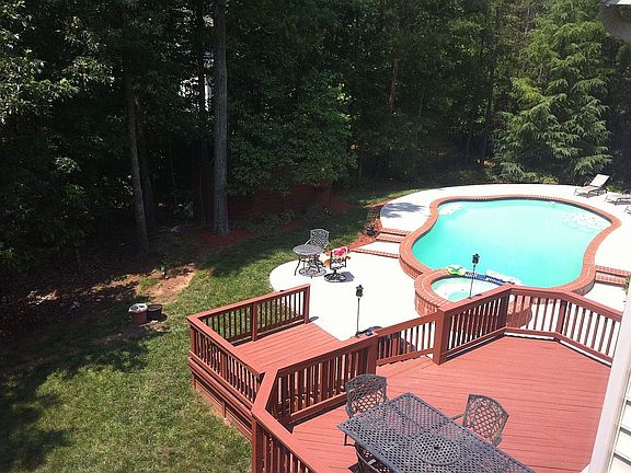 4th image of 221 Whitegrove Dr
