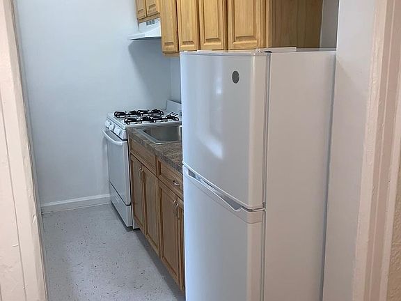 3rd image of 100 E 18th St APT 1D