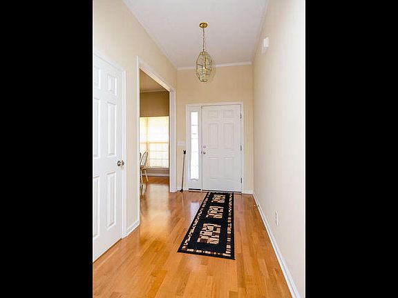 4th image of 717 Oakwood Ct