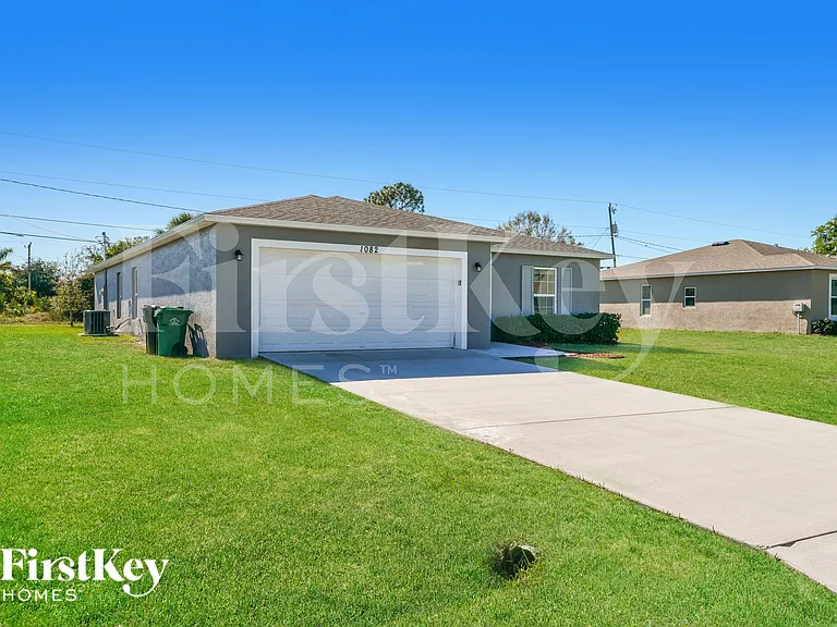 1082 SW Bianca Ave — Photo 2