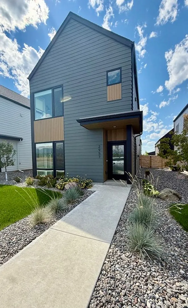 3 Bedrooms 2 1/2 Bathrooms - Where Mountains meet you at upscale living! — Photo 2