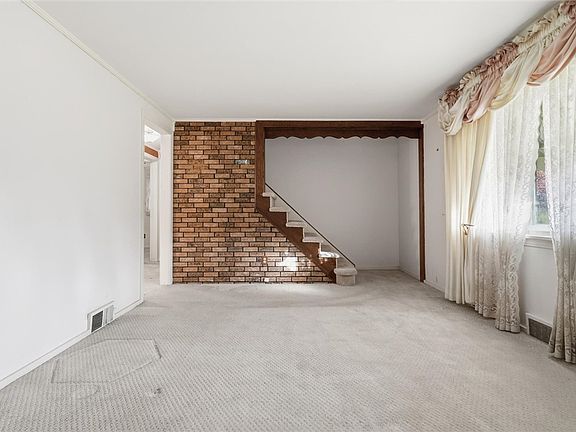 5th image of 111 Arlene Ave