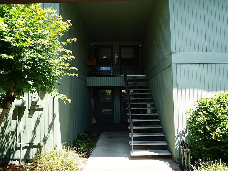 563 14th St NE — Photo 4